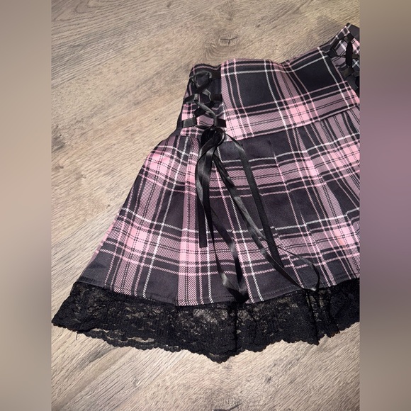 Pink & black plaid mini shirt with lacy ruffle trim S - Picture 3 of 7